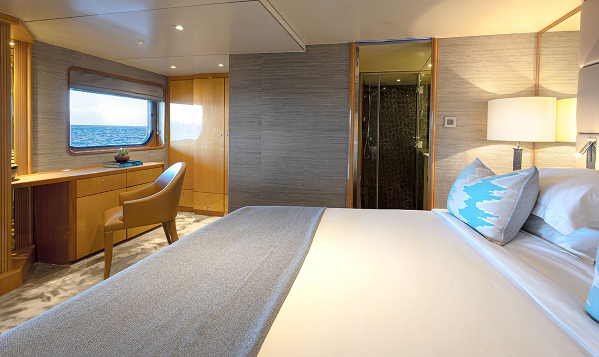 Raja Ampat avec style – Croisière à travers le paradis insulaire préservé de Sorong: Aqua Blu | Suite CAT II | #301 - Forecastle Deck