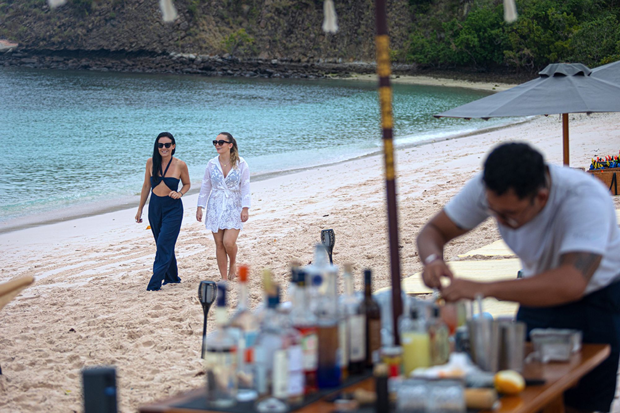 Raja Ampat avec style – Croisière à travers le paradis insulaire préservé de Sorong: Aqua Blu | Beach Sundowner