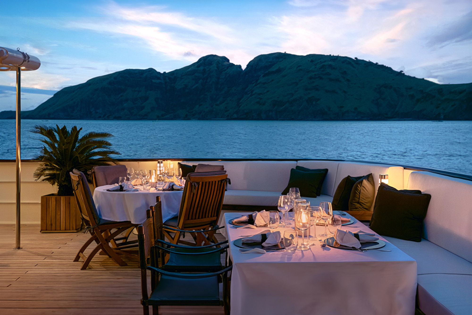 Raja Ampat avec style – Croisière à travers le paradis insulaire préservé de Sorong: Aqua Blu | Outdoor Dining