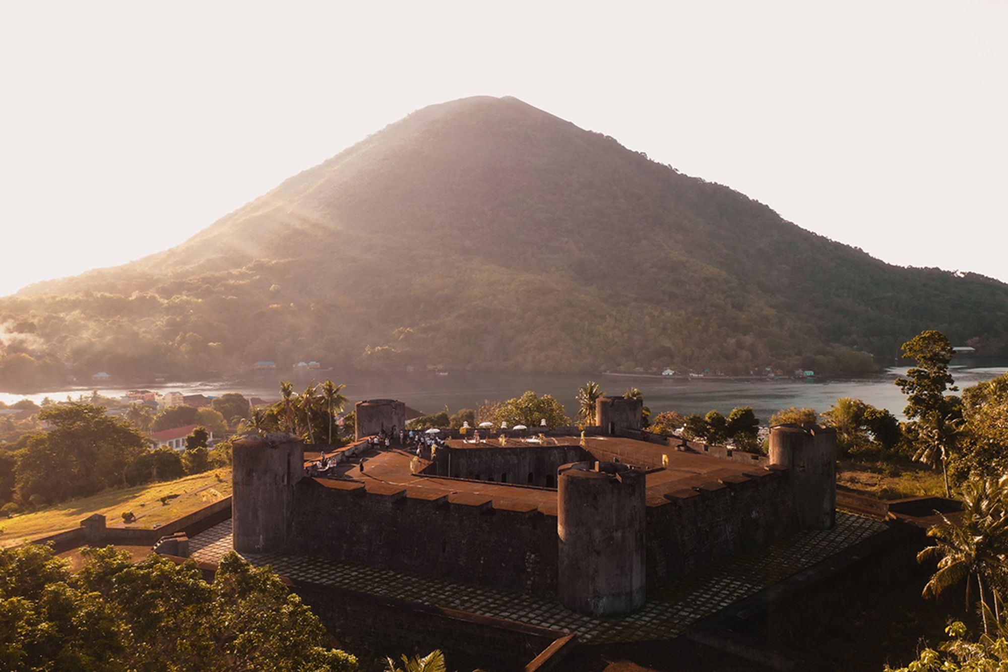 Croisière de rêve au cœur des Moluques de Ambon: Aqua Blu | Banda Neira | Fort Belgica