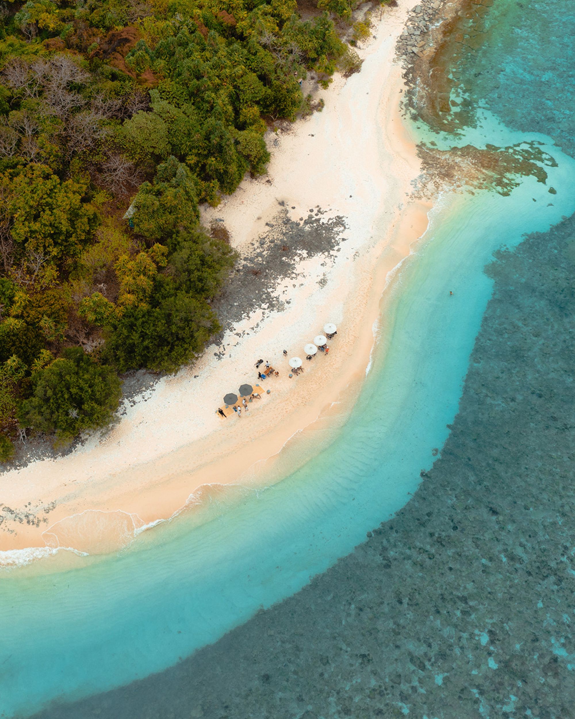 Croisière de rêve au cœur des Moluques de Ambon: Aqua Blu | Beach Sundowner