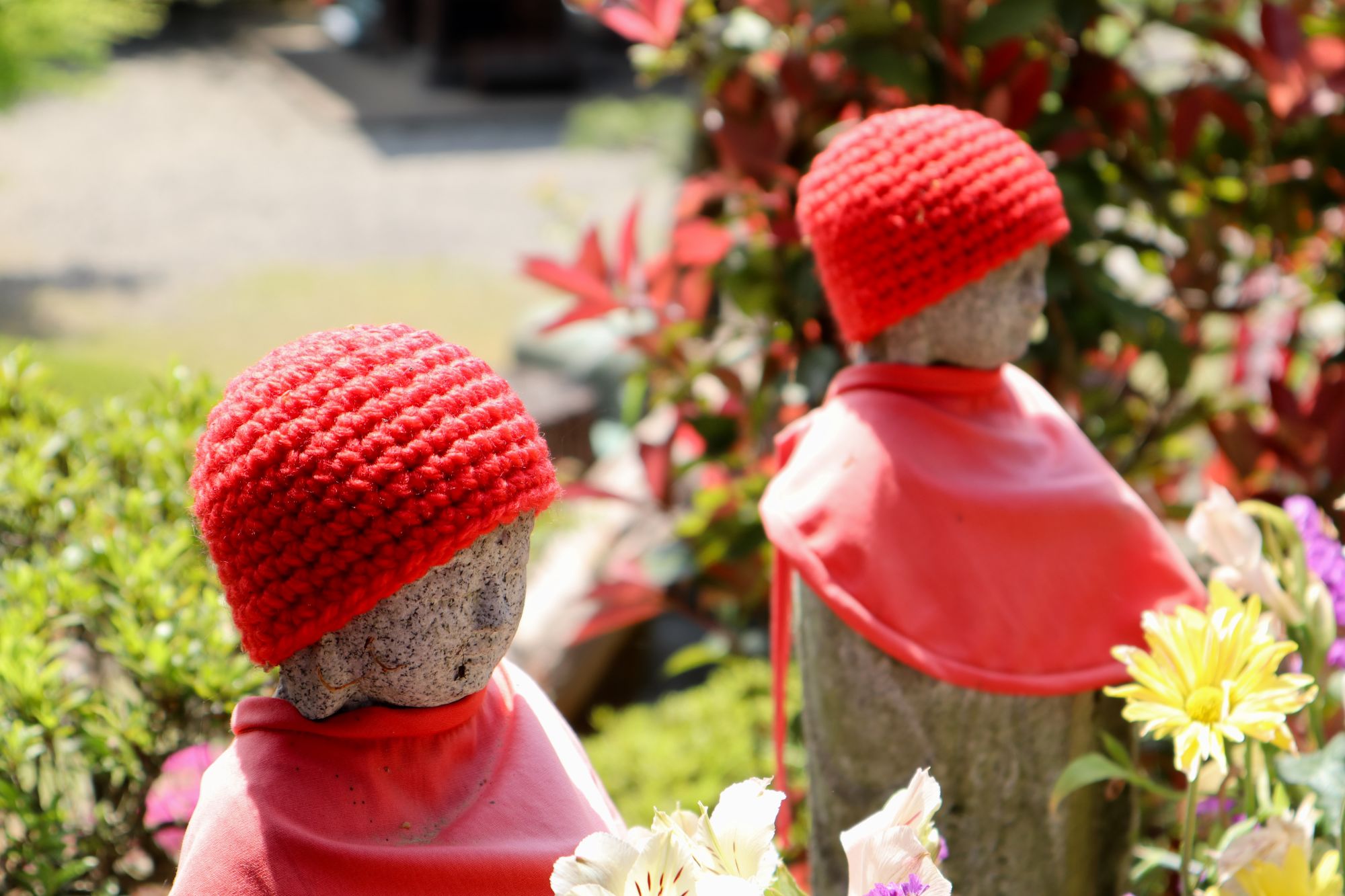 Shikoku - Le côté silencieux du Japon de Takamatsu: Jizo statue in a Japanese temple