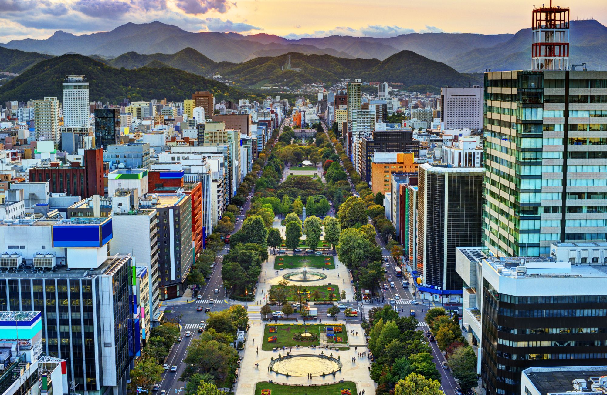 À travers le pays des Ainu de Hakodate: Cityscape of Odori Park in Sapporo