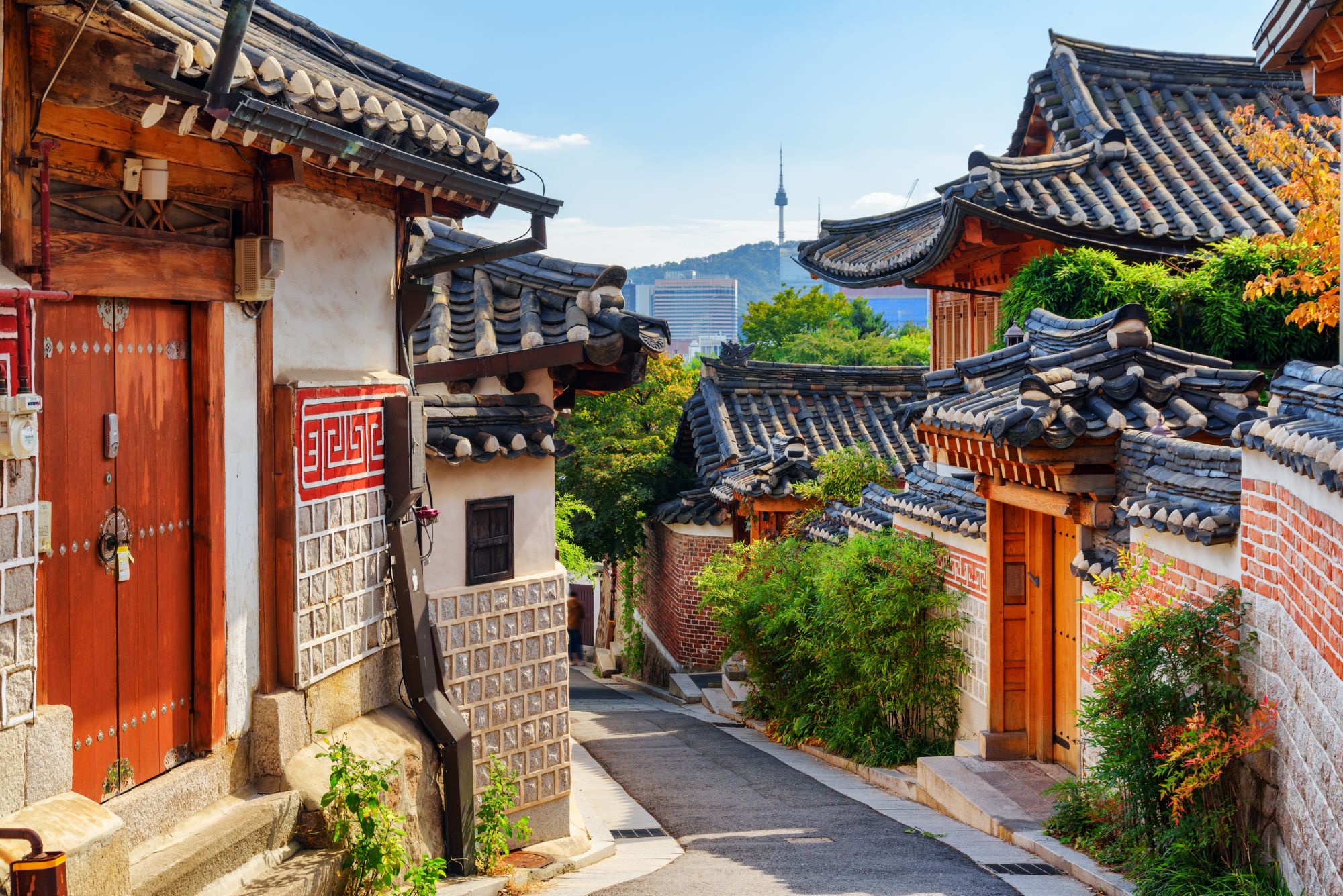 Südkorea Kompakt auf Schienen ab Seoul: Narrow street at Bukchong Hanok Village