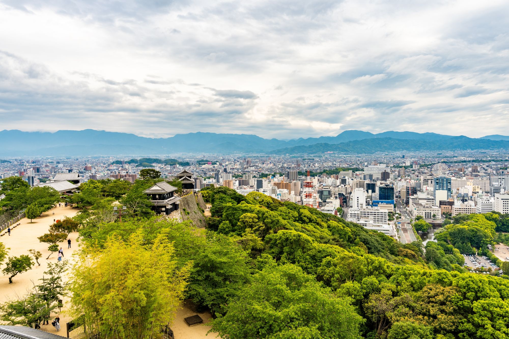 Shikoku - Le côté silencieux du Japon de Takamatsu: Panoramic view of Matsuyama city