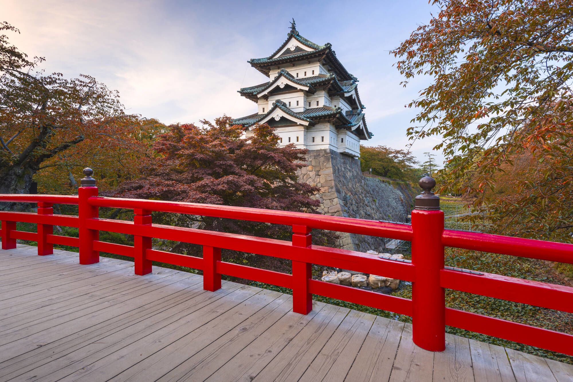 Geheimnisvolles Nordjapan ab Tokio: Hirosaki Castle in Hirosaki in autumn at dusk.