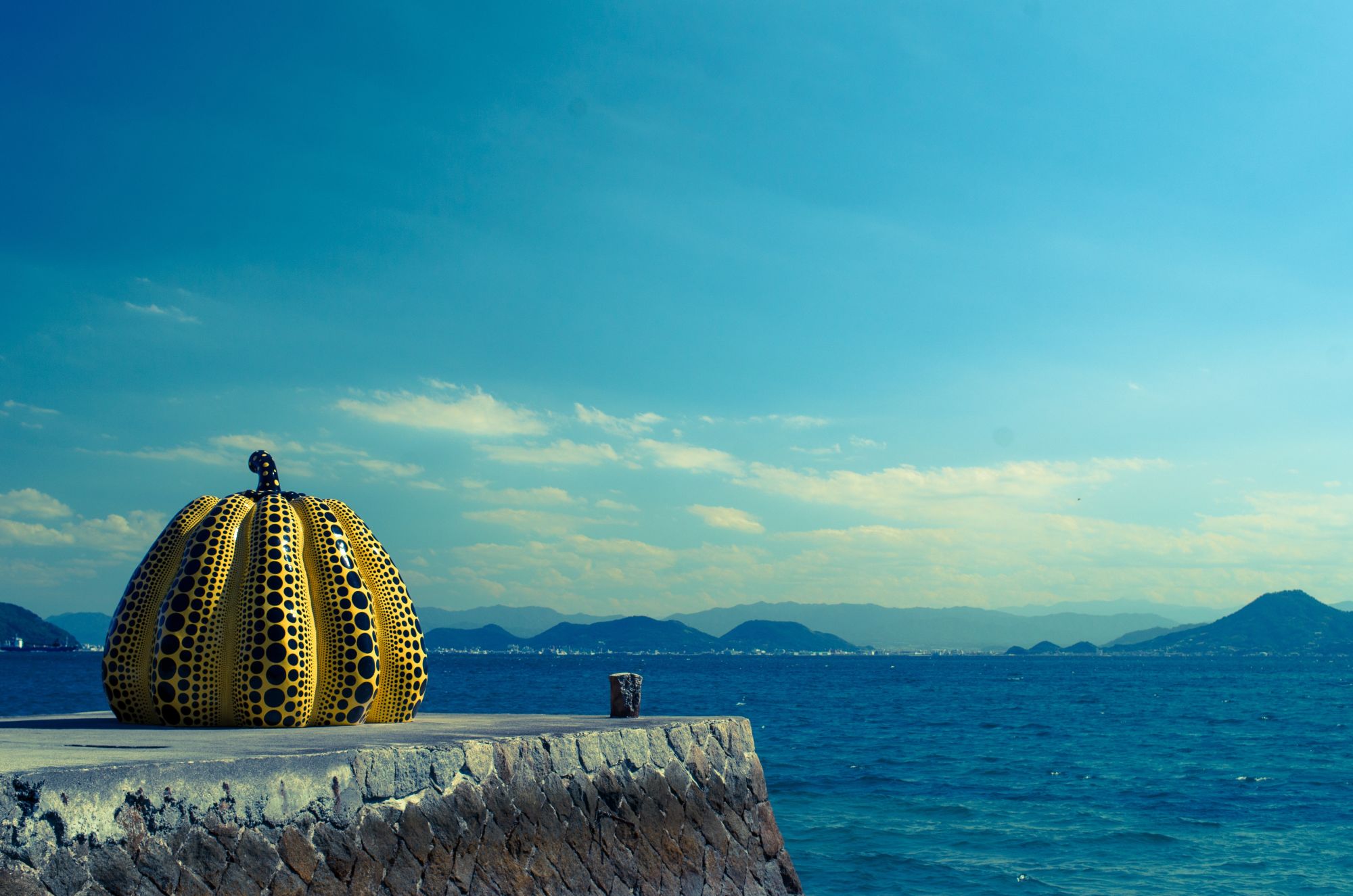 Le côté inconnu du Japon de Osaka: Pumpkin sculpture in Naoshima