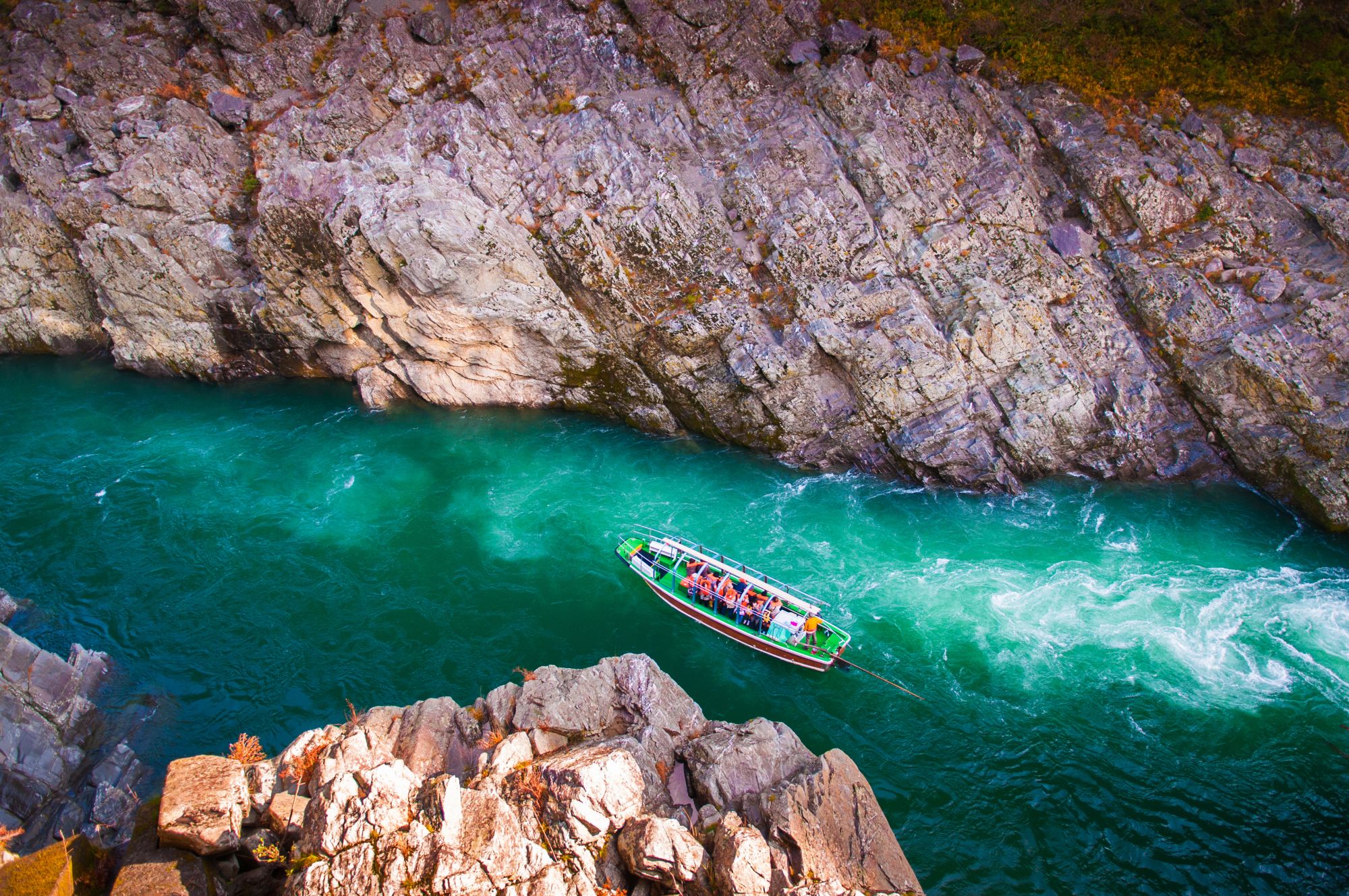 Circuits en voiture de location «Shikoku magique» de Osaka: Boat in rush water river at Oboke Gorge