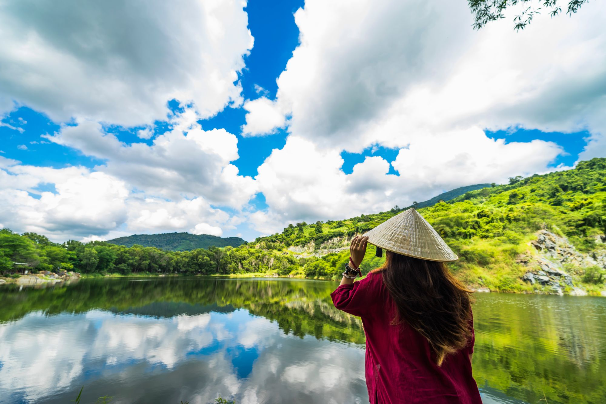 Nord Vietnam sauvage de Hanoi: Vietnamese girl standing in front of Ba Be lake