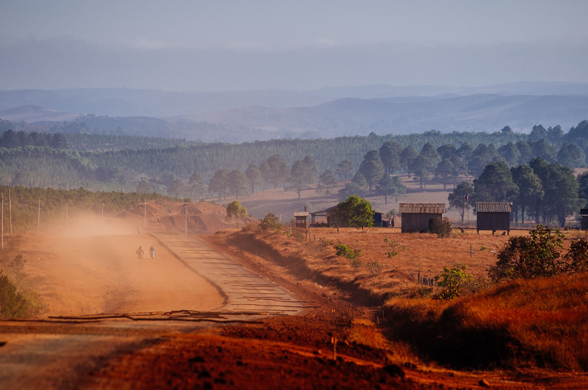 Kambodscha für Entdecker ab Siem Reap: Dirt road in eastern Cambodia