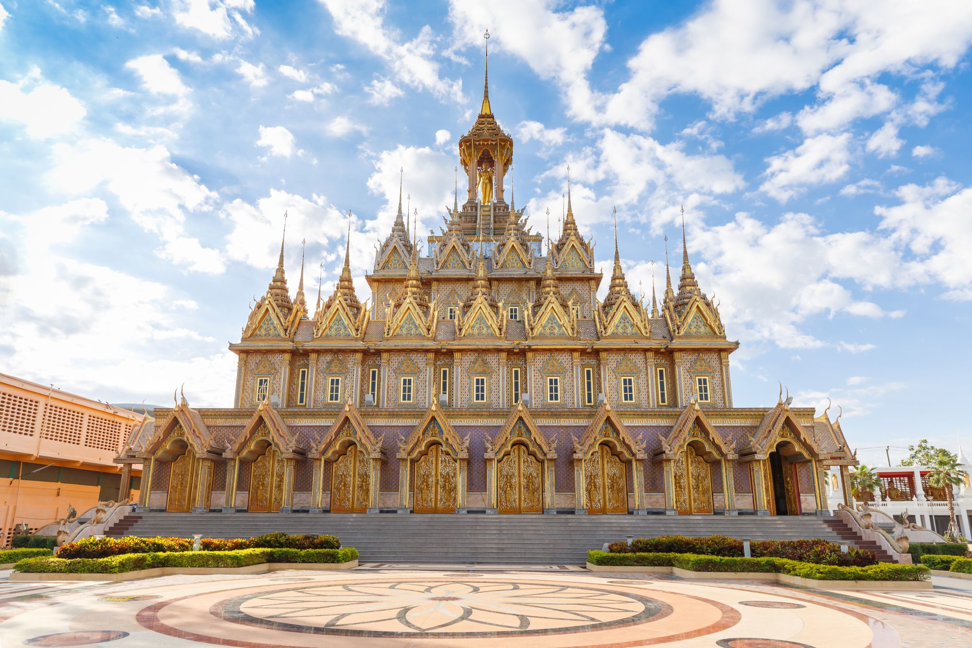 The Blue Jasmine – Heritage Zug ab Bangkok: Golden Temple (Wat Tha Sung)