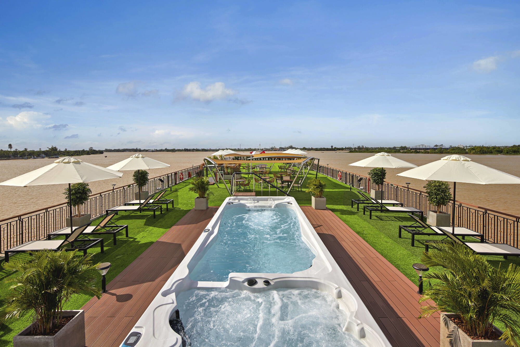 Mit der «Mekong Discovery» ins Mekong Delta ab Siem Reap: facilities: Lotus sundeck