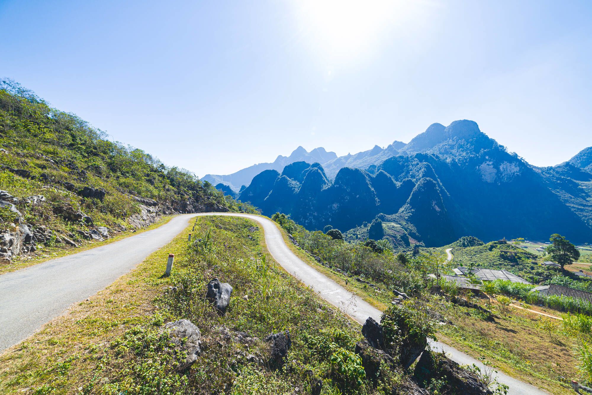 Nord Vietnam sauvage de Hanoi: Winding road in stunning scenery at Karst Geopark