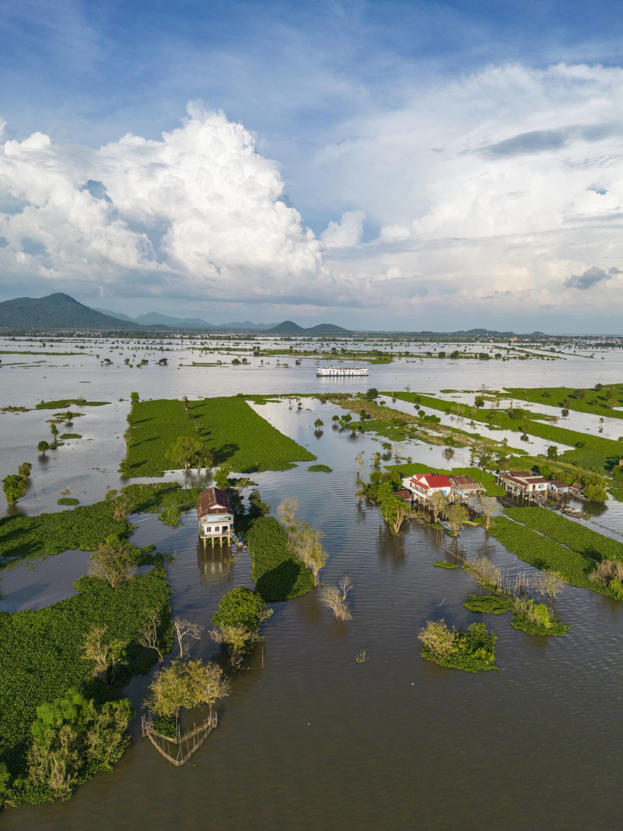 Mit der «Mekong Discovery» ins Mekong Delta ab Siem Reap: exterior: RV Mekong Discovery cruising