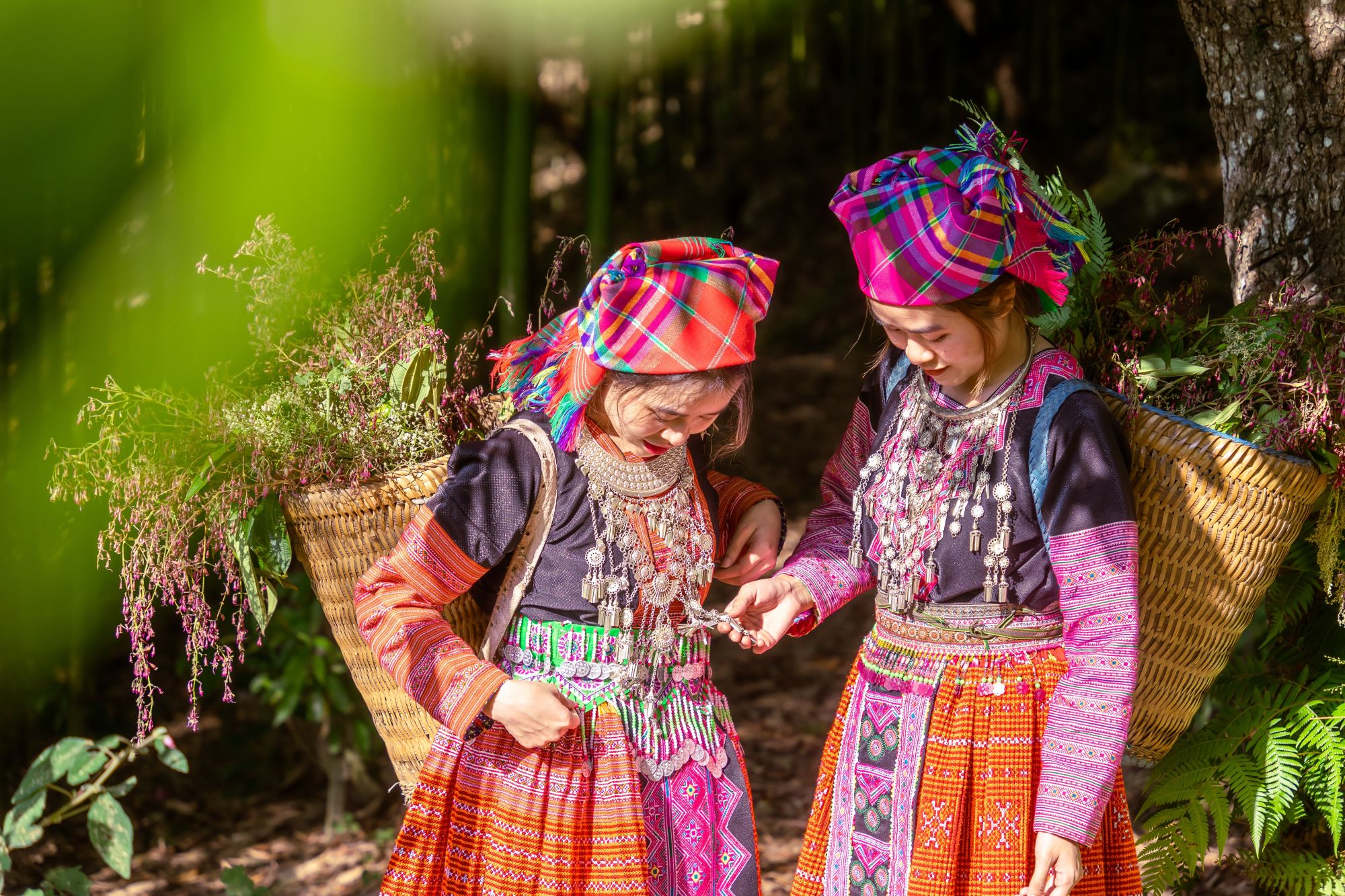 Abenteuer Sapa «Authentic Package» ab Hanoi: Sapa: Hmong ethnic minority with colorful costume dress