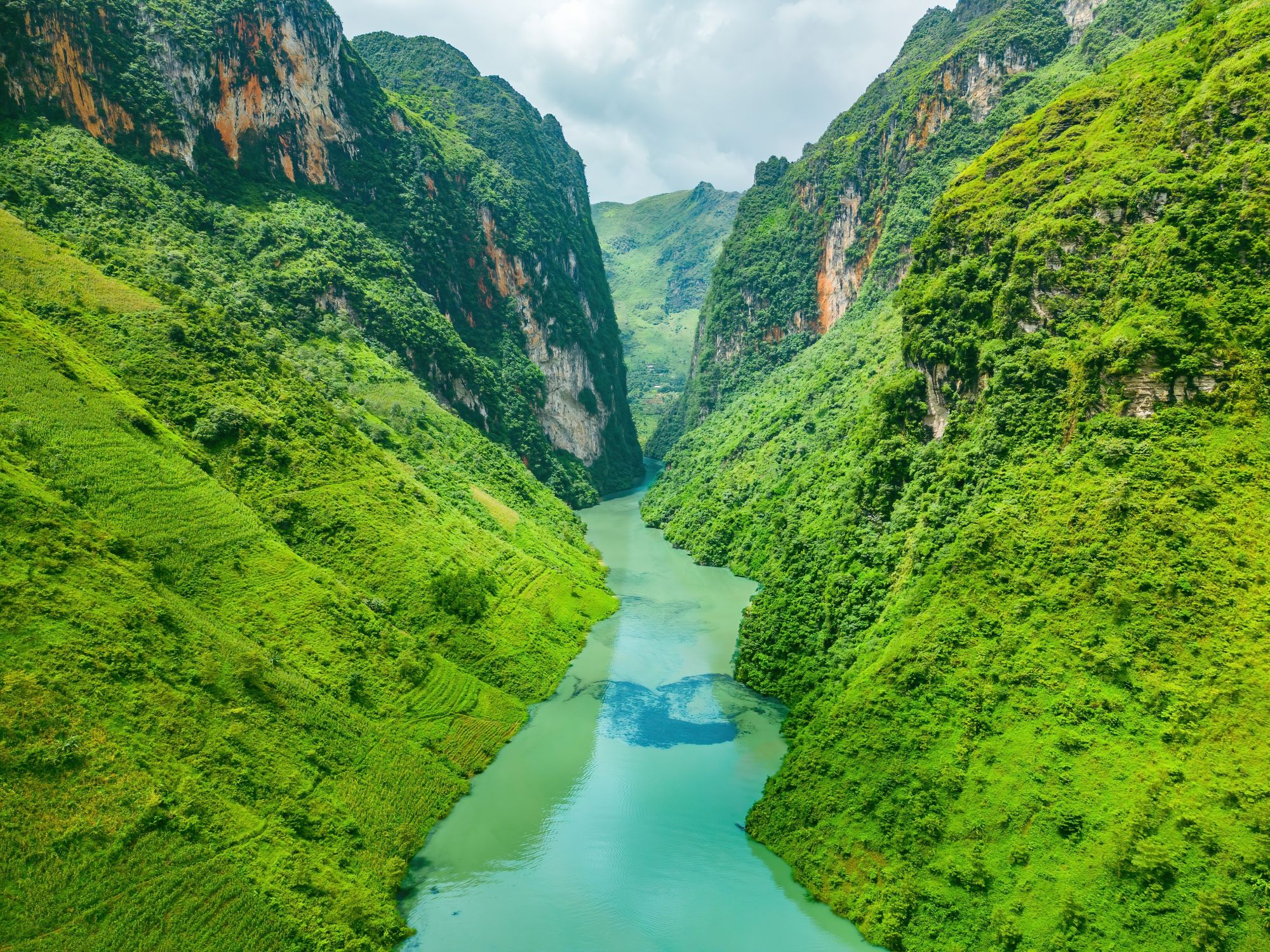 Nord Vietnam sauvage de Hanoi: Aerial view of Nho Que River on a foggy morning