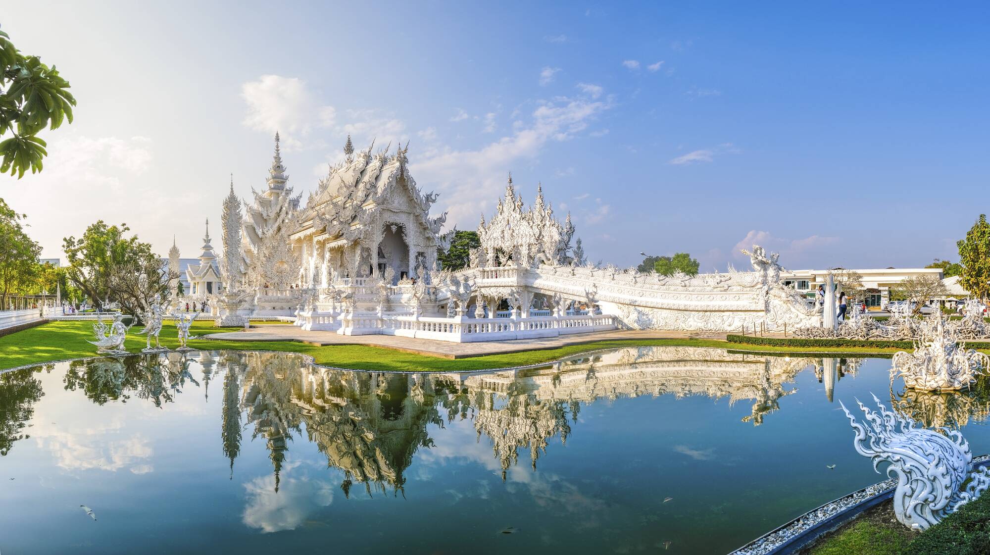 Wo Berge Tradition & Geschichte flüstern ab Nan: White Temple Chiang Rai Thailand