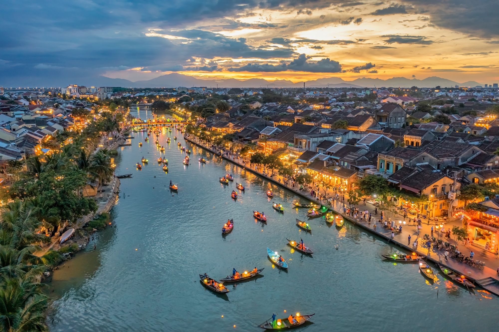 Zentralvietnam genussvoll erleben ab Hue: exterior: beach: Hoi An ancient town after sunset