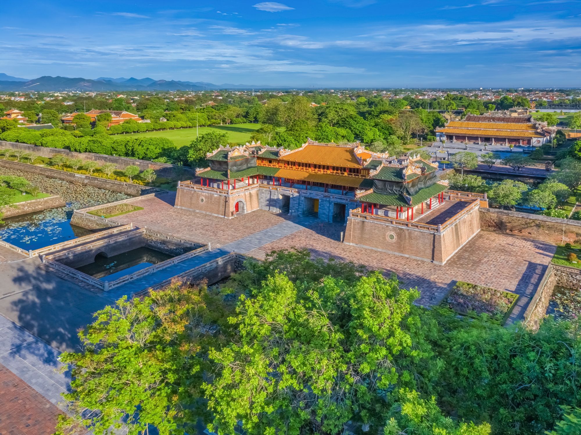 Zentralvietnam genussvoll erleben ab Hue: Hue: View of the Meridian Gate and Imperial City