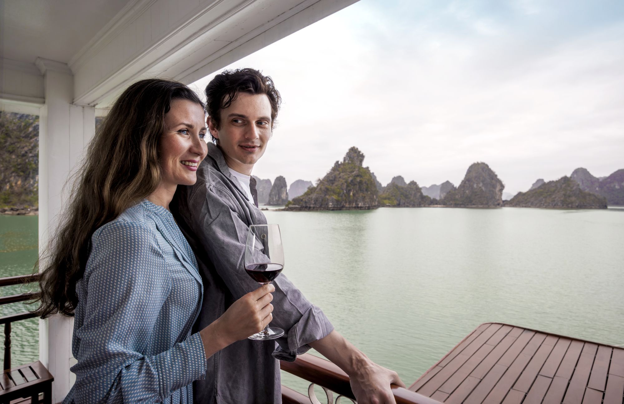 Bai Tu Long Bucht Kreuzfahrt mit «Violet» ab Hanoi: Couple enjoying the scenery of Bai Tu Long Bay