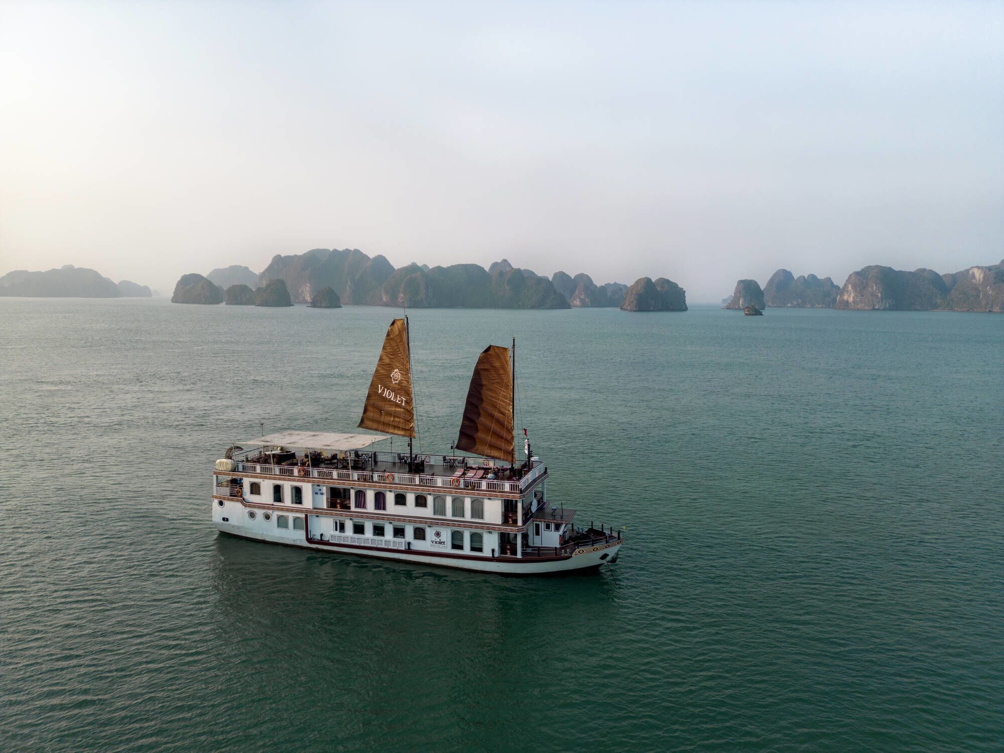 Bai Tu Long Bucht Kreuzfahrt mit «Violet» ab Hanoi: Violet cruises through Bai Tu Long Bay