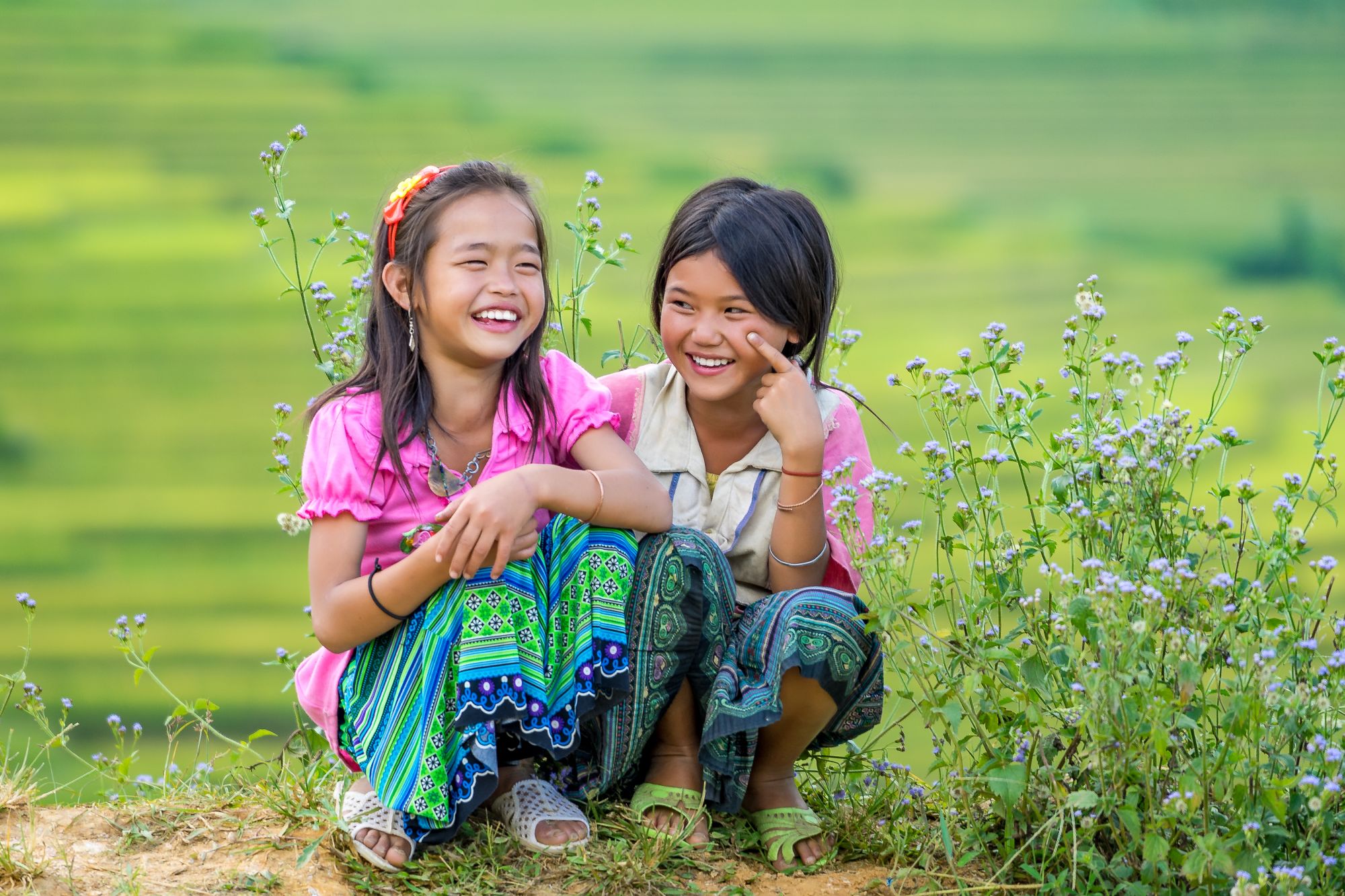 Durchs Reich der Bergvölker ab Hanoi: Sapa: Young Hmong girls smiling in rice terrace