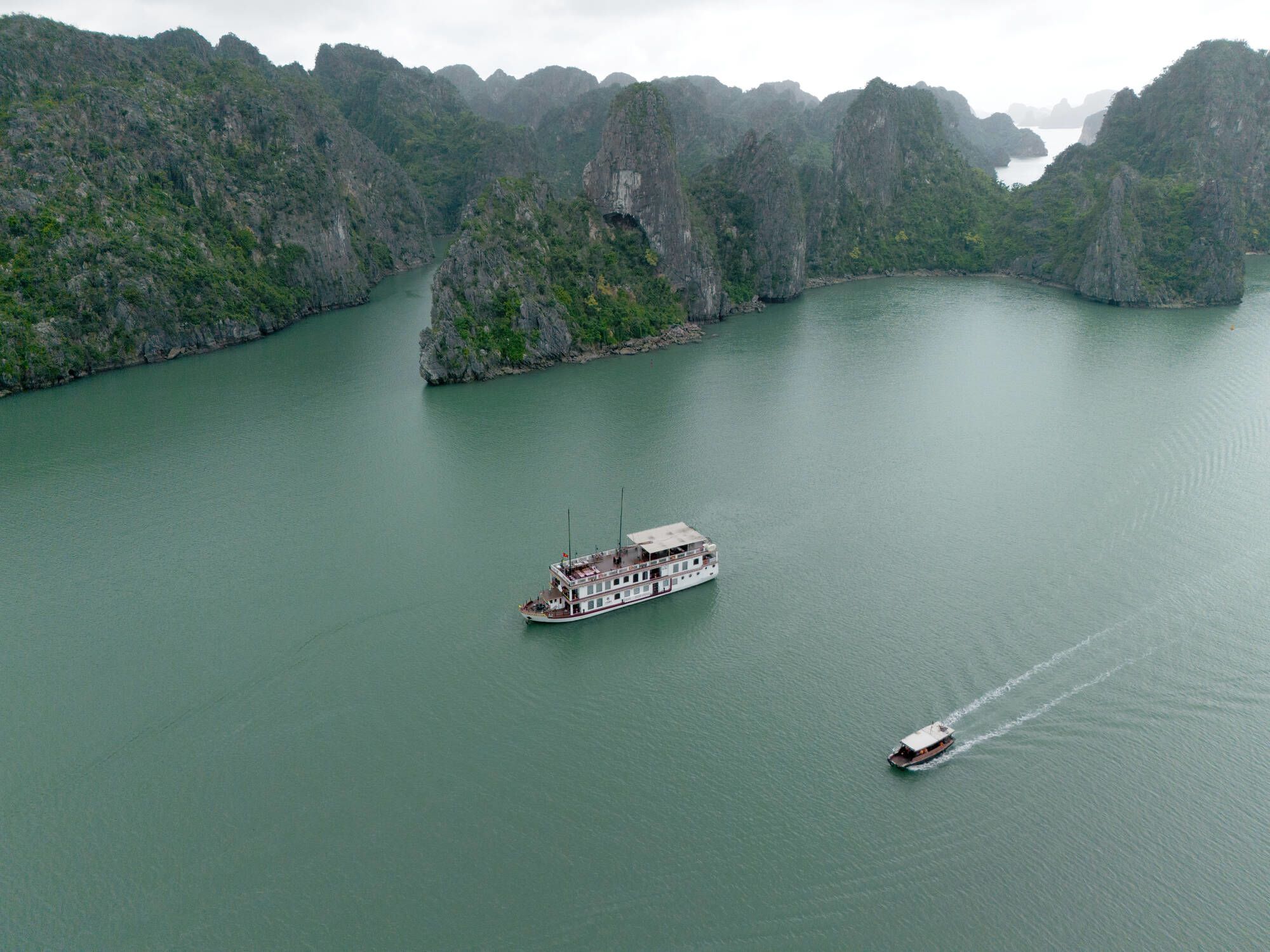 Bai Tu Long Bucht Kreuzfahrt mit «Violet» ab Hanoi: Violet almost alone at Bai Tu Long Bay
