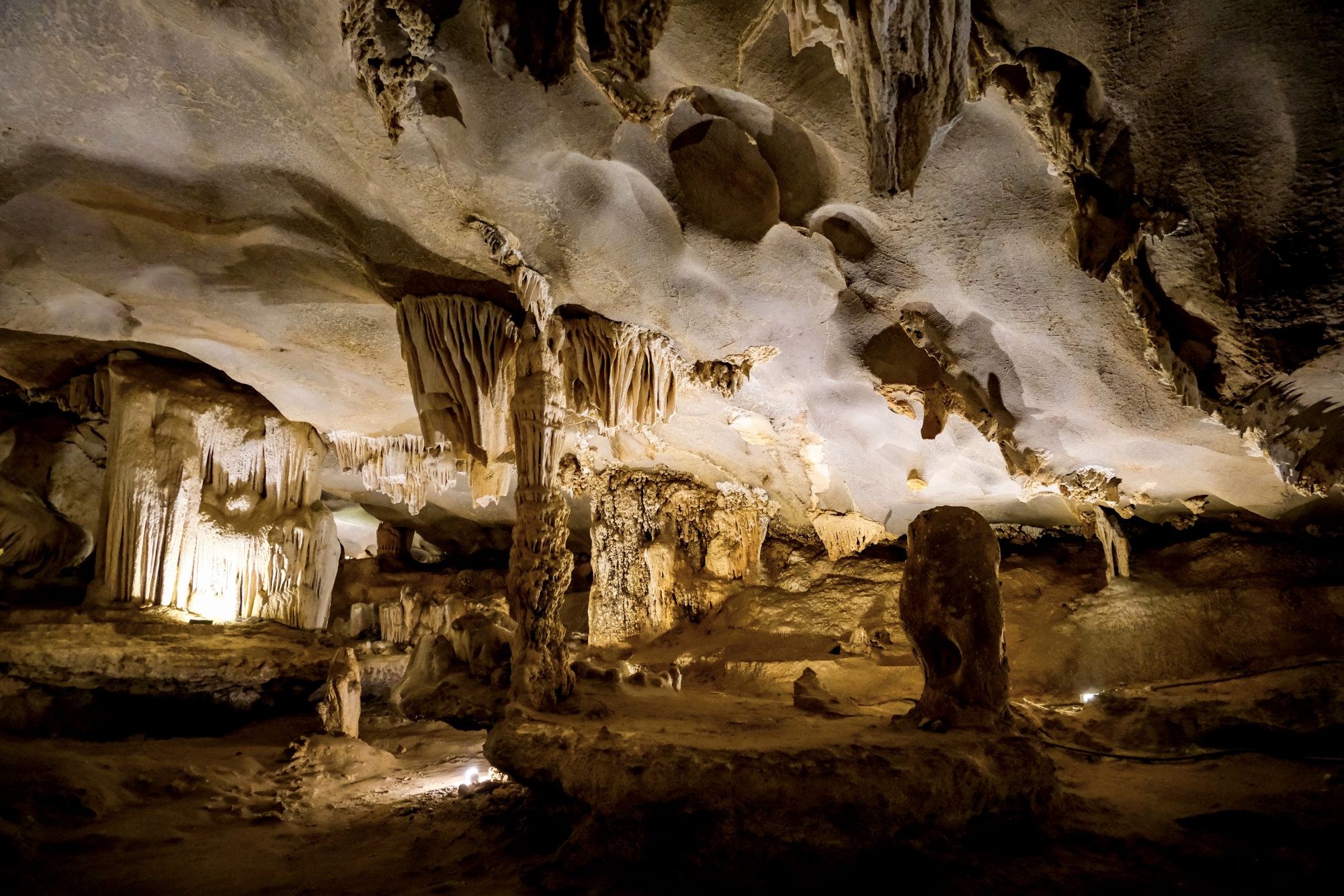 Bai Tu Long Bucht Kreuzfahrt mit «Violet» ab Hanoi: Cave visit at Bai Tu Long Bay