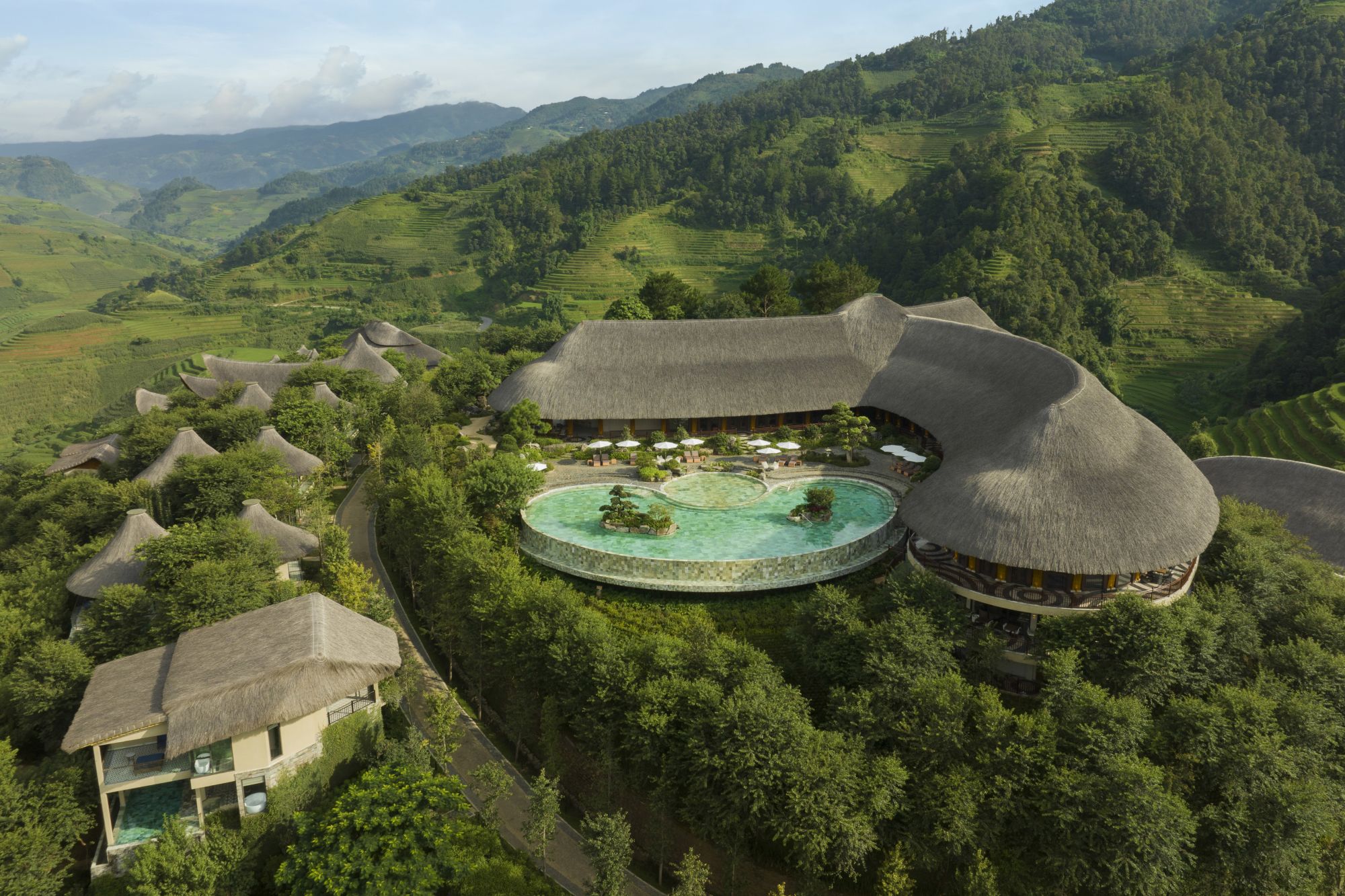 Par voie terrestre du Laos au Vietnam de Luang Prabang: pool: Swimming Pool aerial view