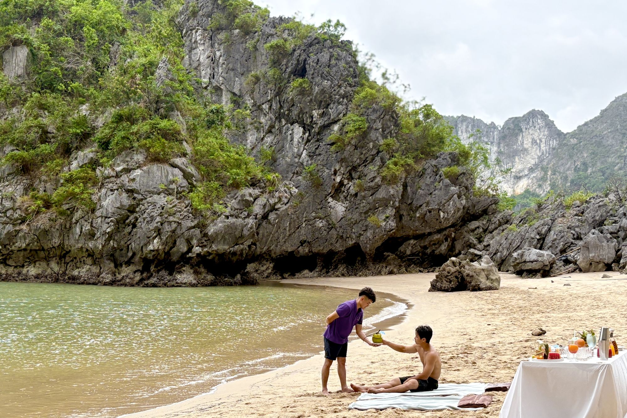 Bai Tu Long Bucht Kreuzfahrt mit «Violet» ab Hanoi: Bar service on a hidden beach