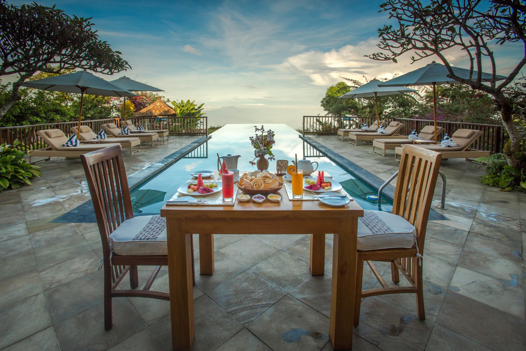 Munduk Moding Plantation Nature Resort in Nordbali: Dinner at the pool