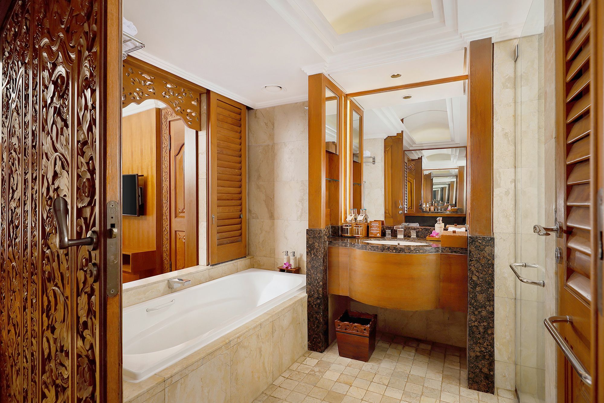 Nusa Dua Beach Hotel & Spa-Handwritten Collection in Südbali: Palace Club | Bathroom