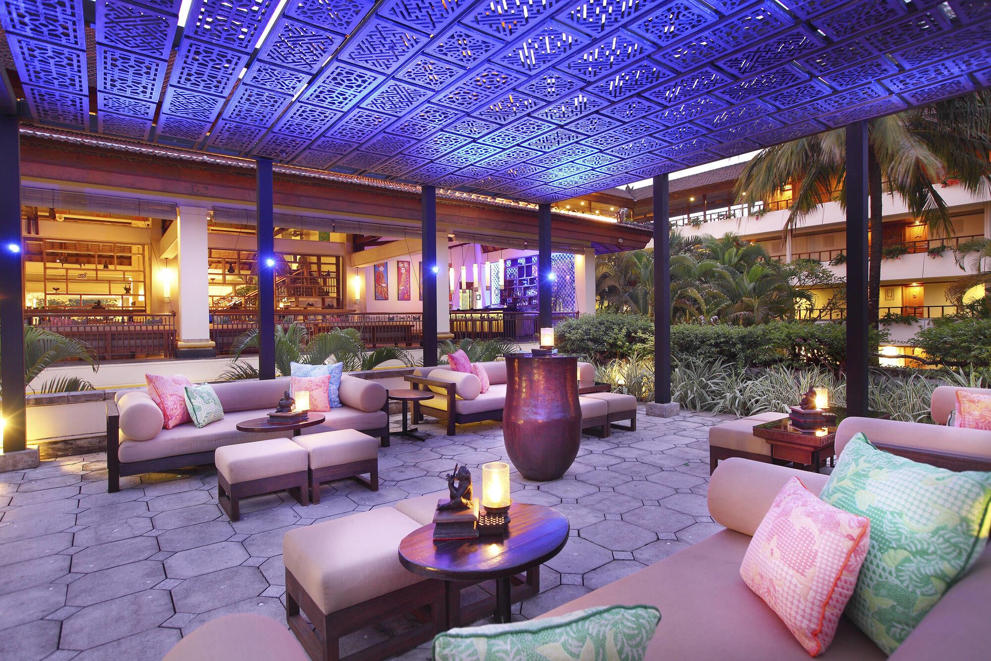 Nusa Dua Beach Hotel & Spa-Handwritten Collection in Südbali: Lobby Bar