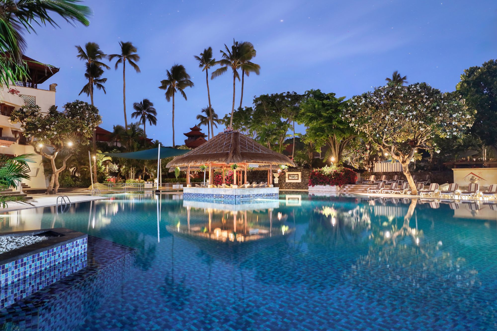 Nusa Dua Beach Hotel & Spa-Handwritten Collection in Südbali: Pool Bar