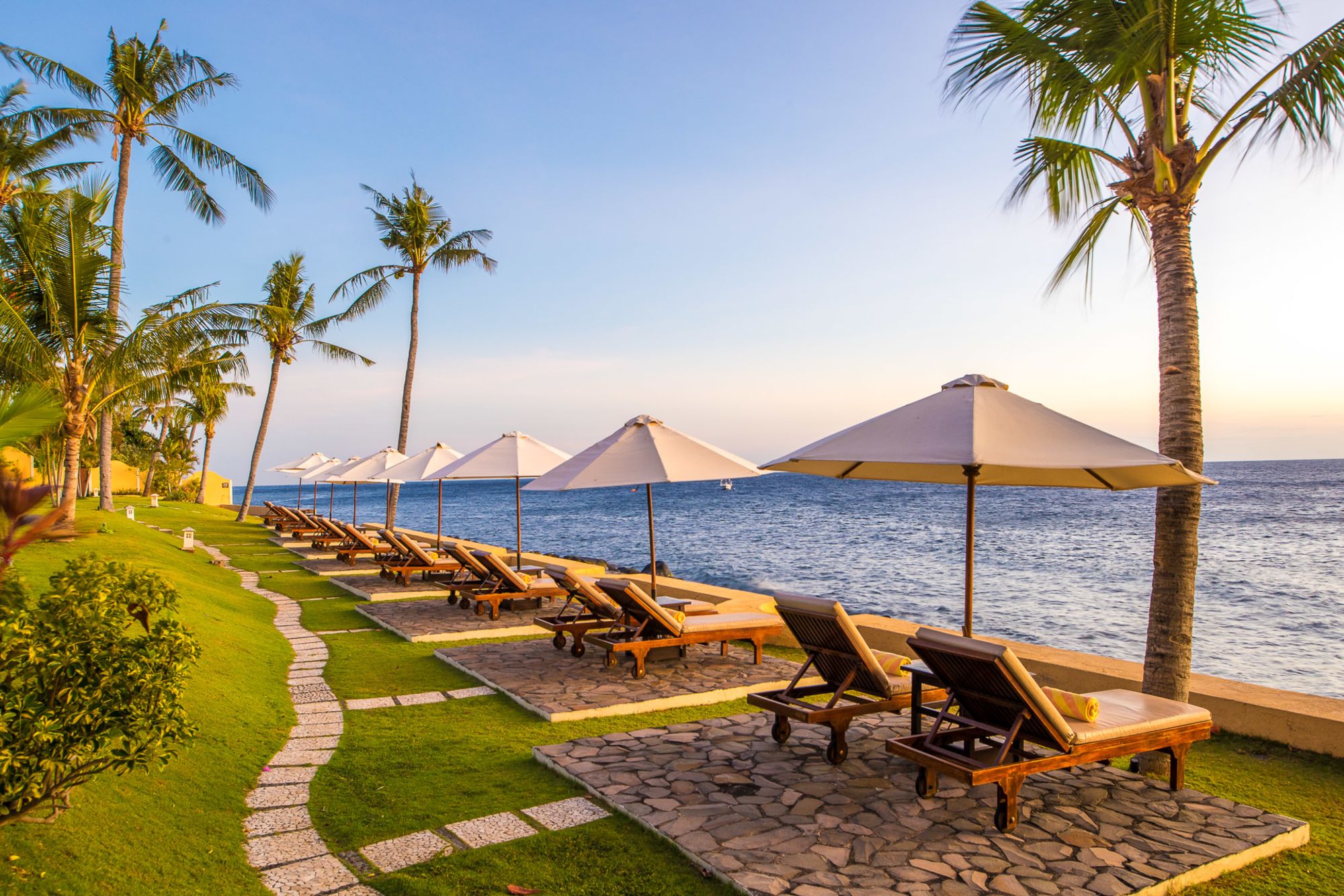 Siddhartha Oceanfront Resort & Spa à Ouest de Bali: Sunbeds