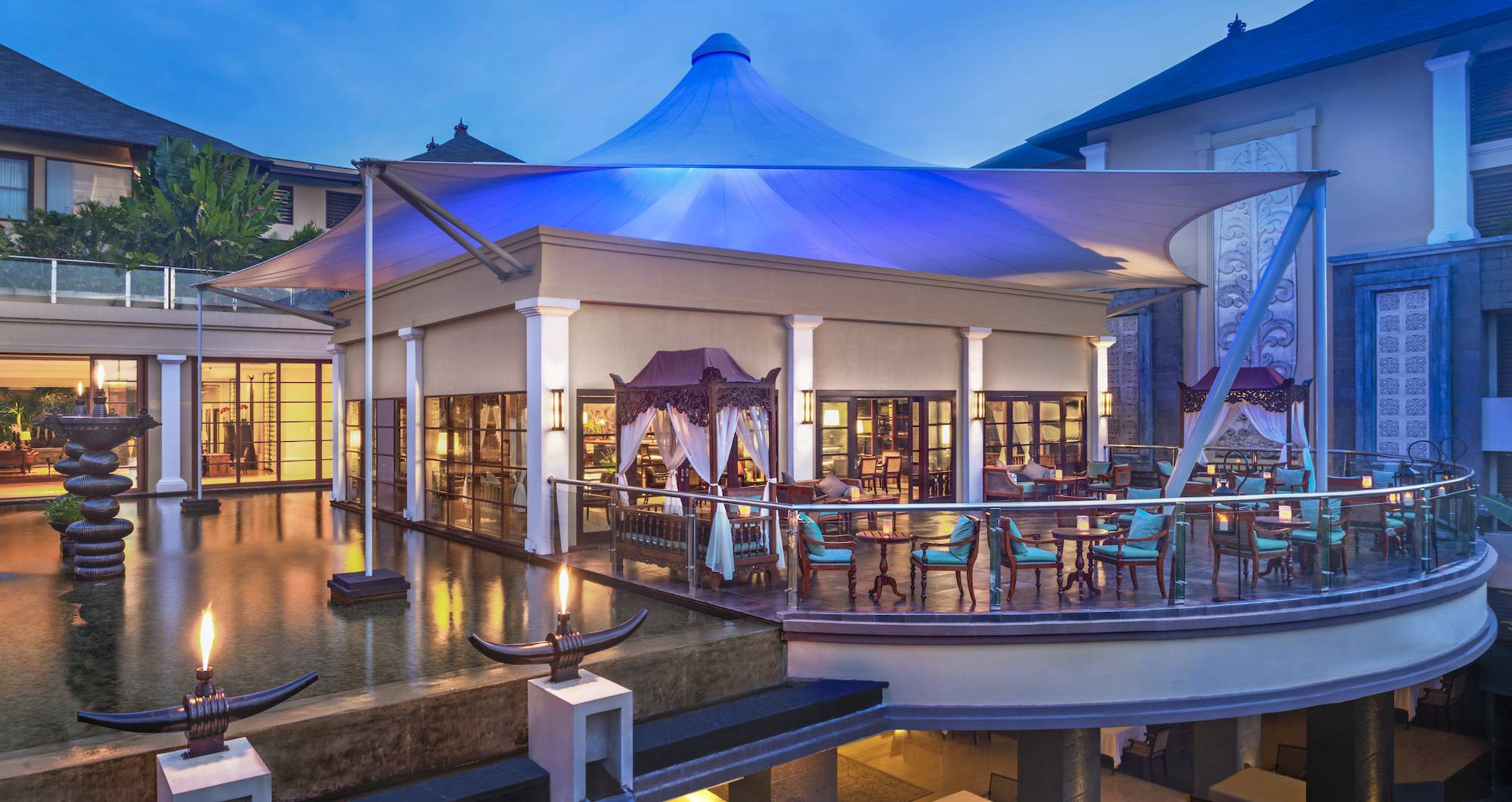 The St. Regis Bali Resort in Südbali: King Cole Bar Terrace at Dusk