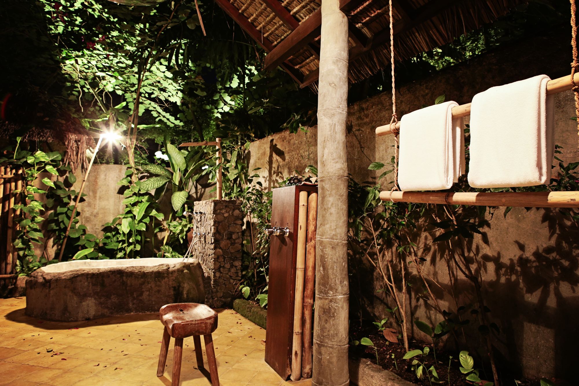Tugu Lombok: Bhagavat Gita Suite | Outdoor Bathroom