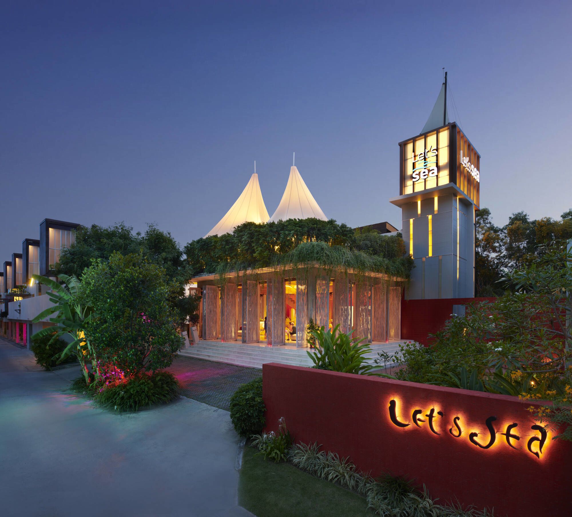 Let's Sea Hua Hin Al Fresco Resort: Entrance at night