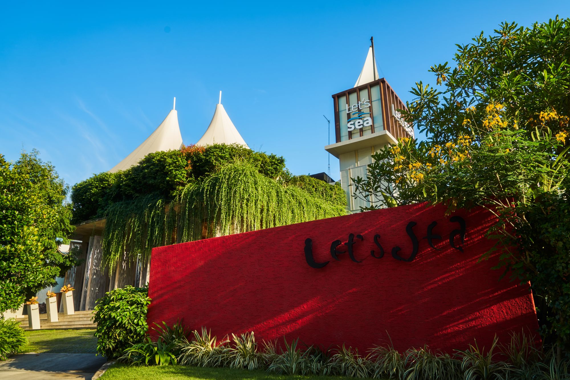 Let's Sea Hua Hin Al Fresco Resort: Entrance - Daylight