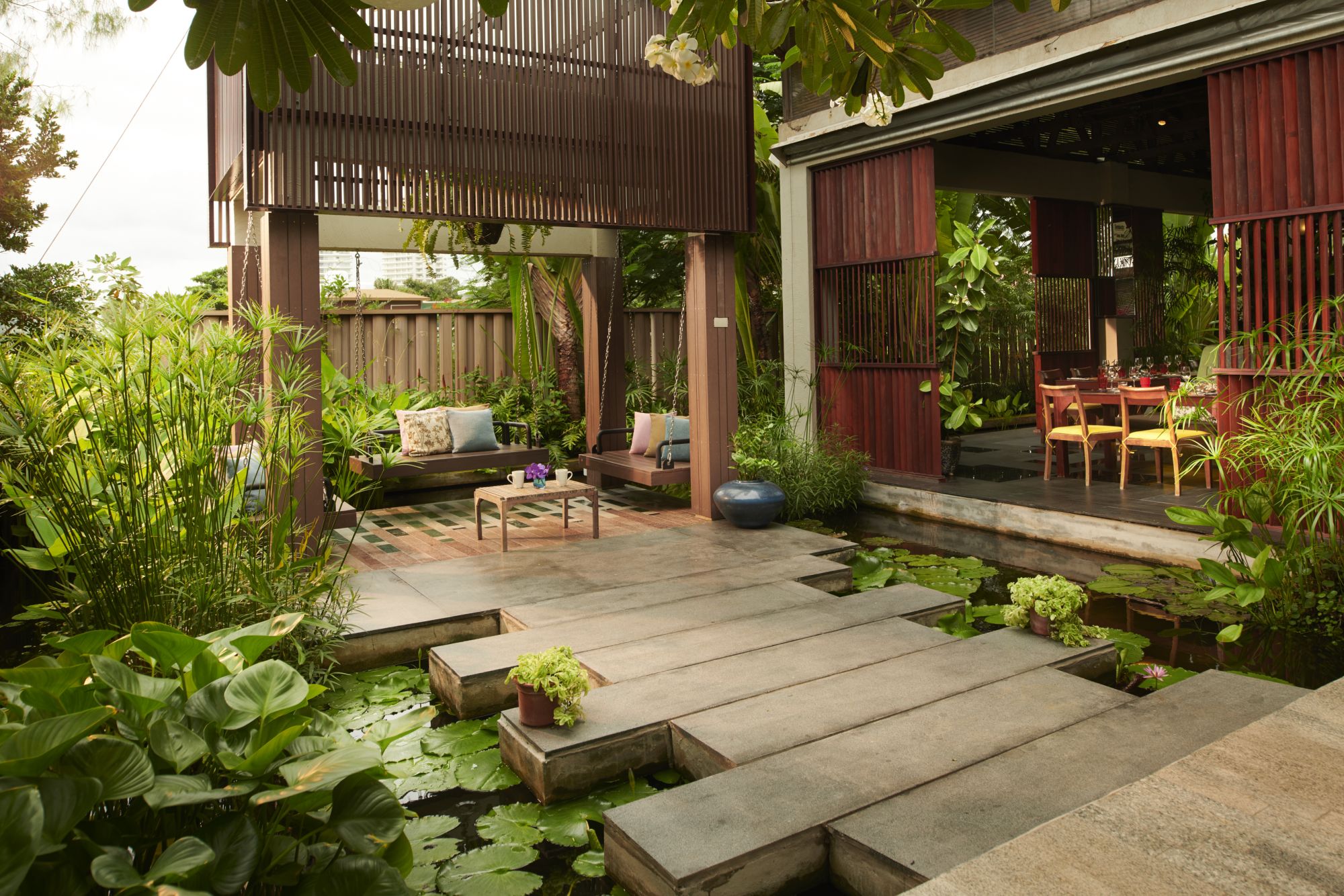 Let's Sea Hua Hin Al Fresco Resort: Swing in The Restaurant