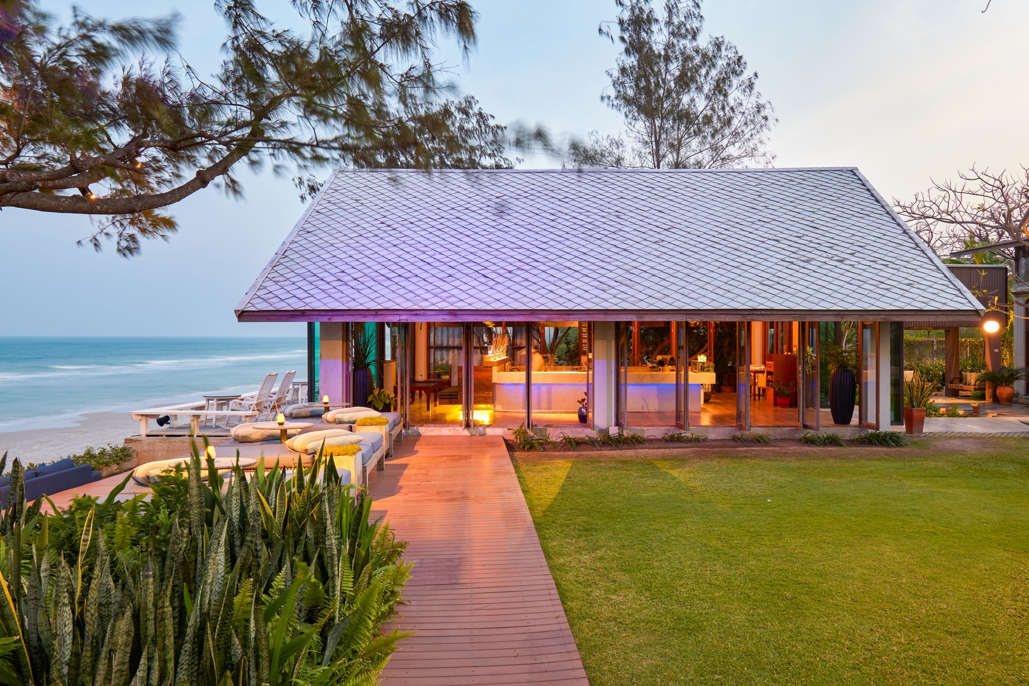 Let's Sea Hua Hin Al Fresco Resort: Beachfront Bar