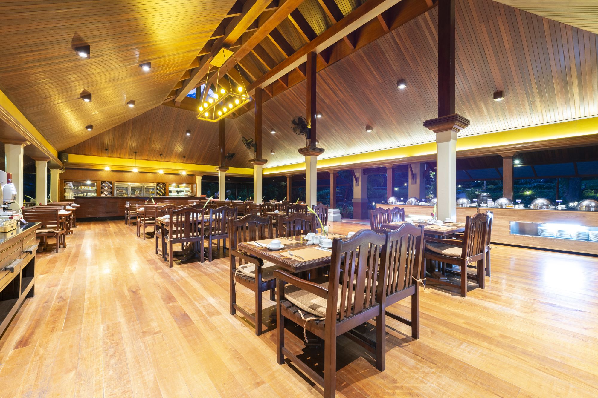 Khao Lak Bayfront Resort: Restaurant