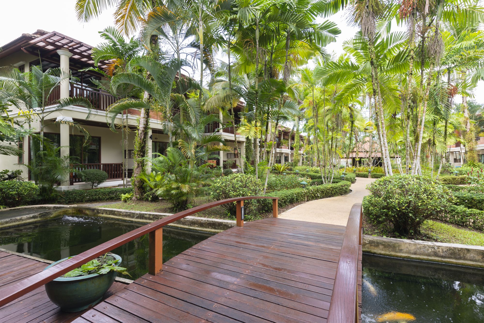 Khao Lak Bayfront Resort: garden