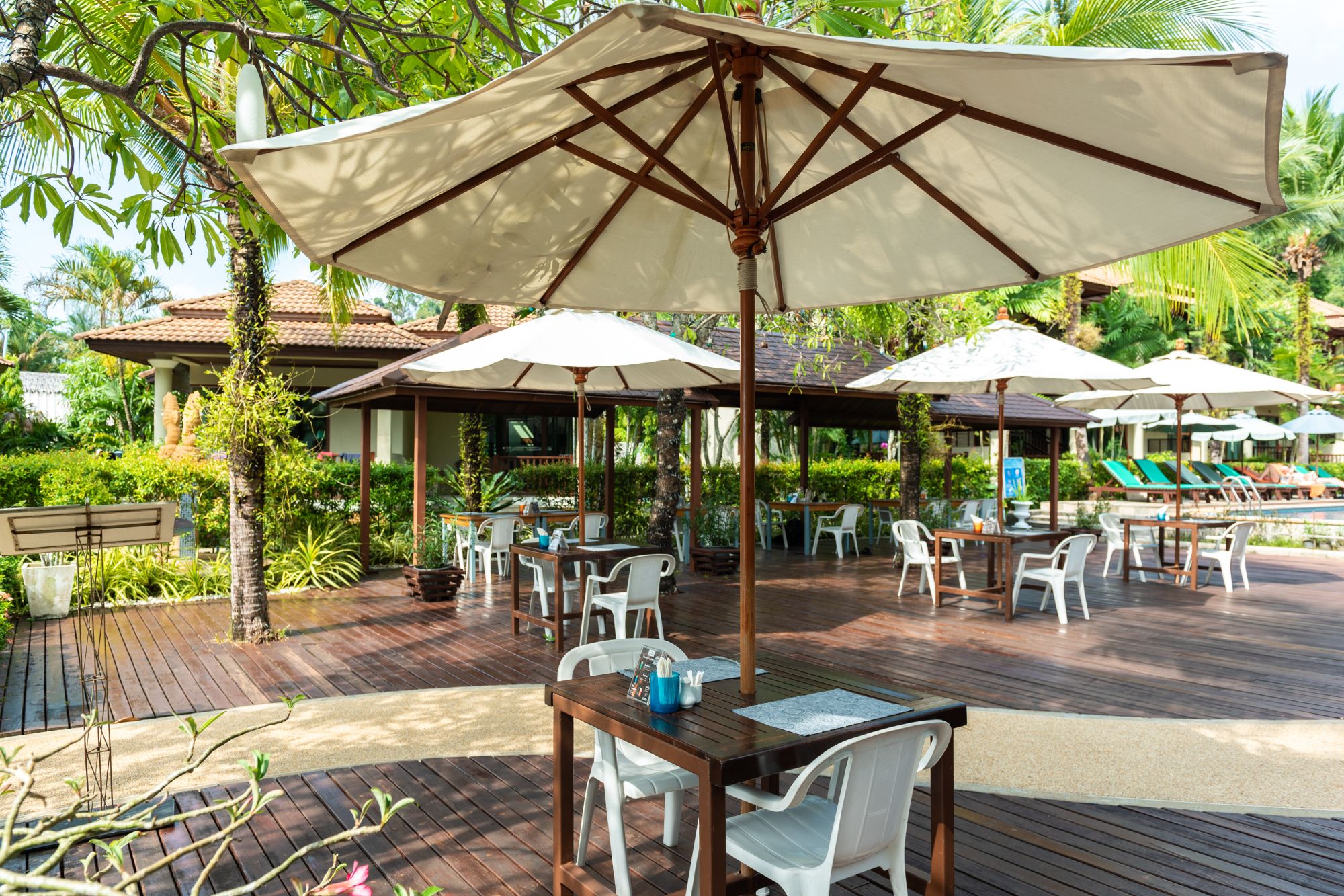 Khao Lak Bayfront Resort: outside seating