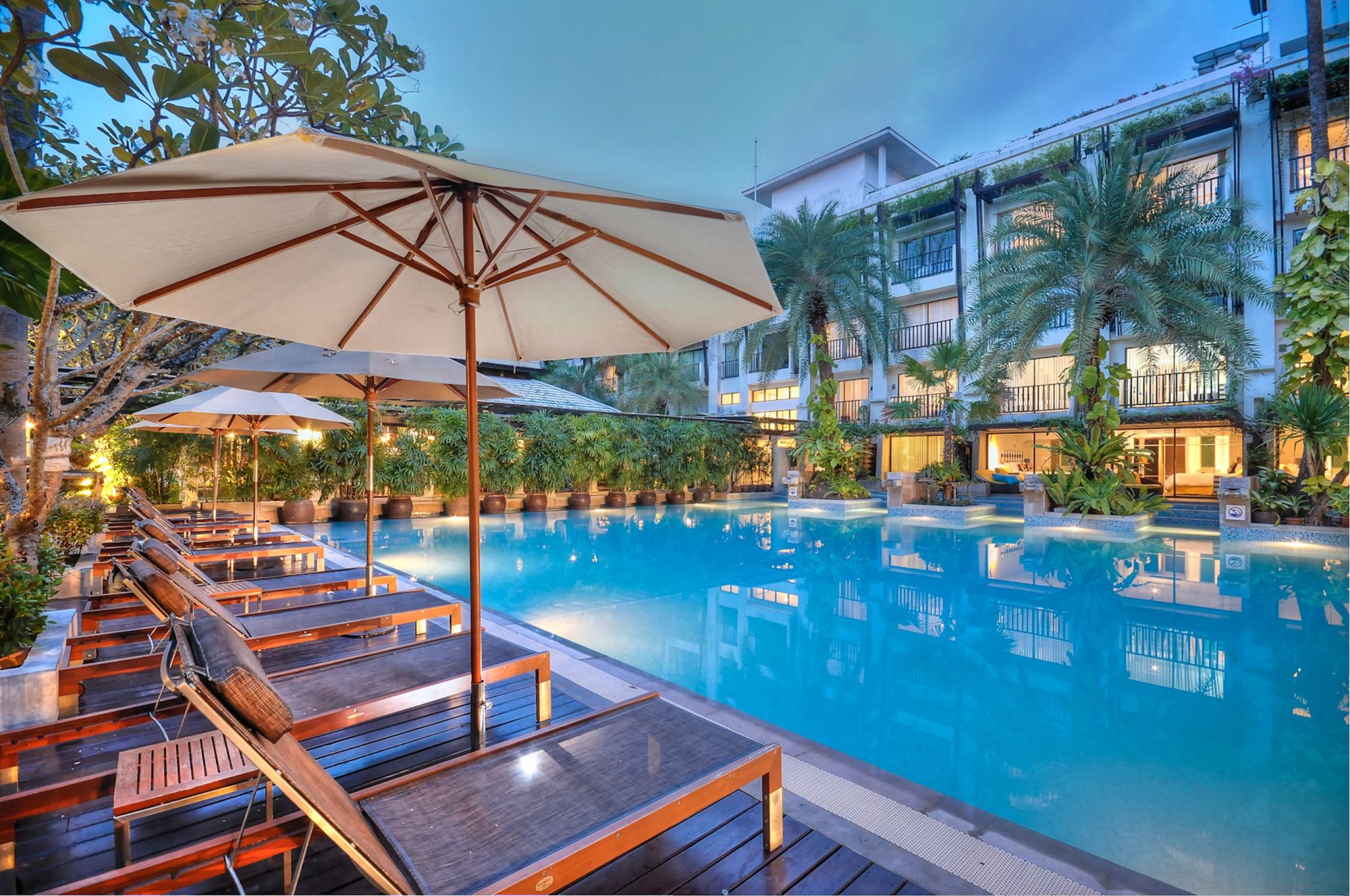 Burasari in Phuket: Evening mood at the pool