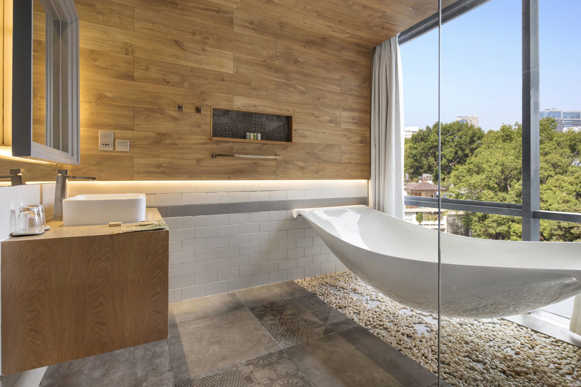 Fusion Suites Saigon: Corner Suite | Bathroom with Hammock Bathtub