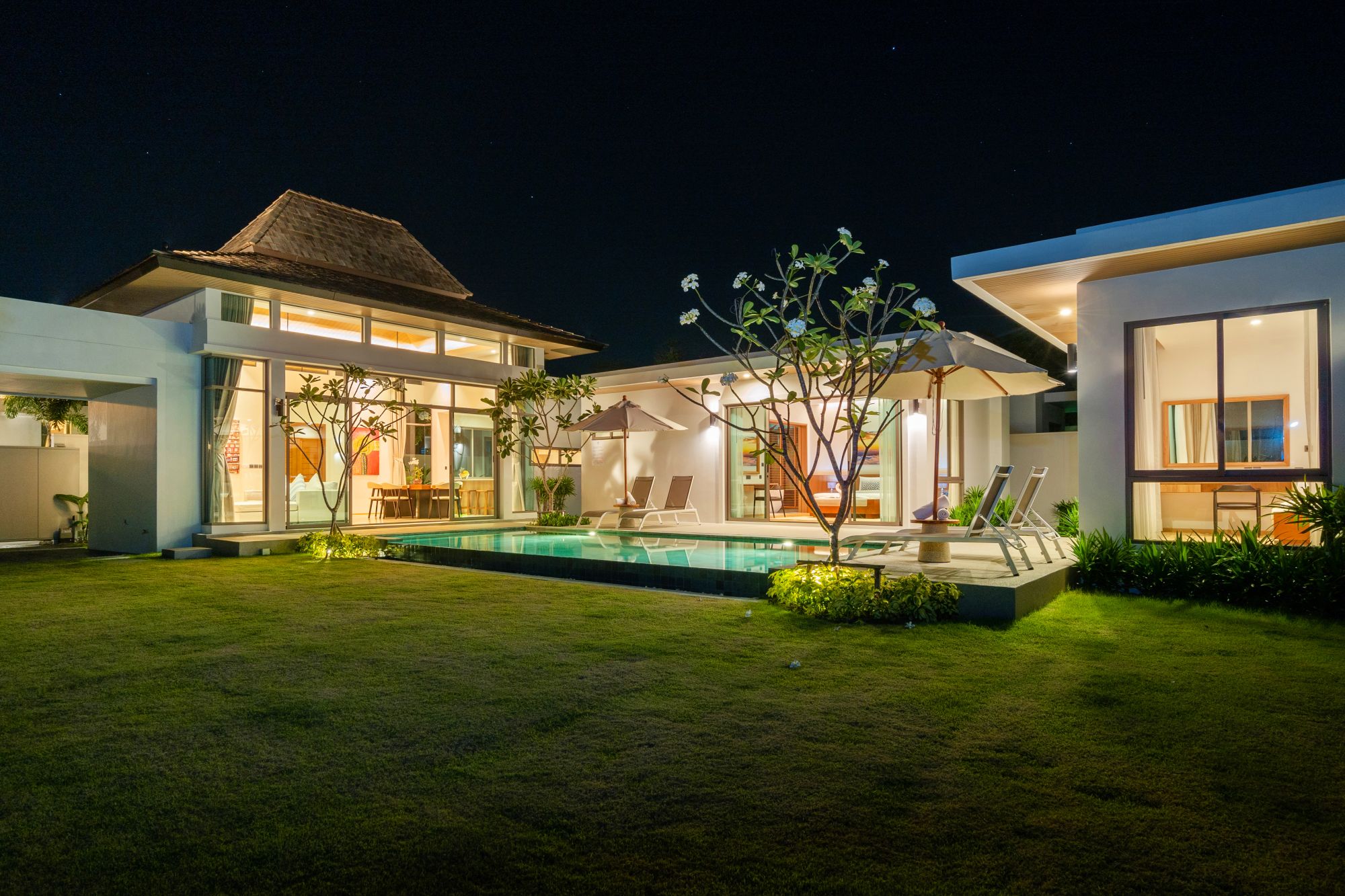 Escape Villas in Phuket: Deluxe Garden Pool Villa 2-BR
