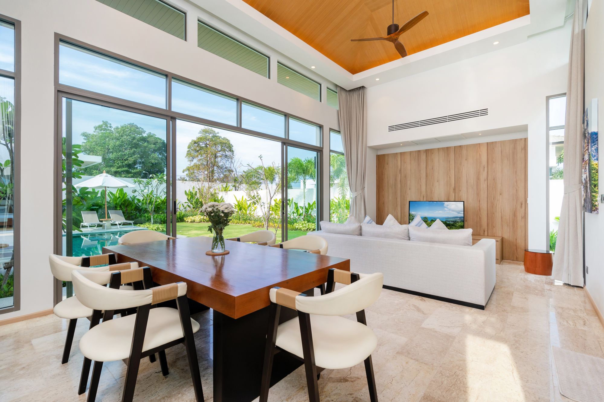 Escape Villas in Phuket: Deluxe Garden Pool Villa 2-BR | living