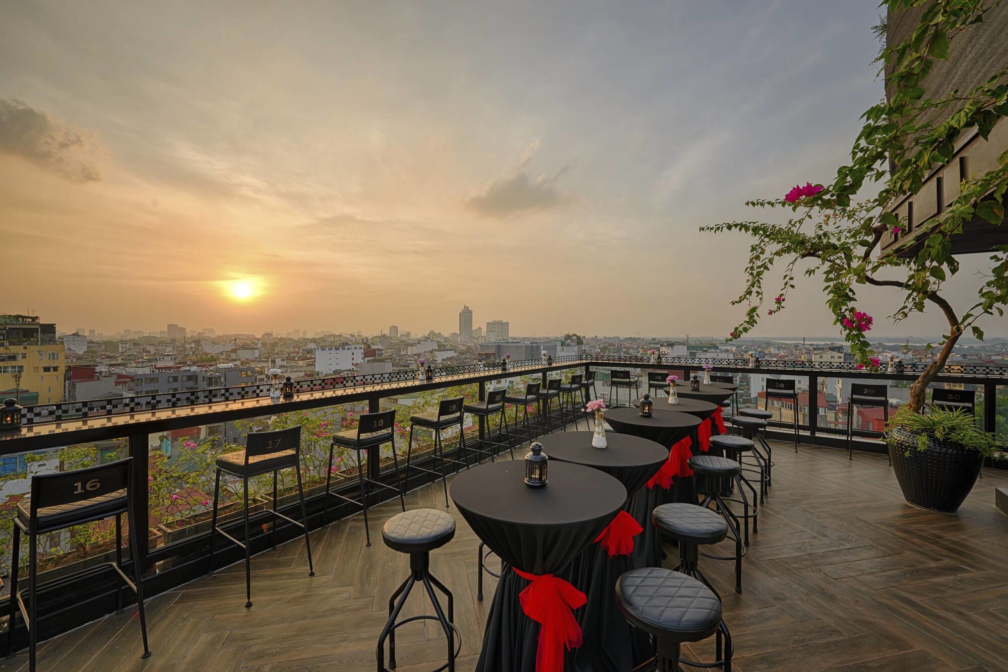 La Siesta Premium Hang Be à Hanoi: Lighthouse Sky Bar