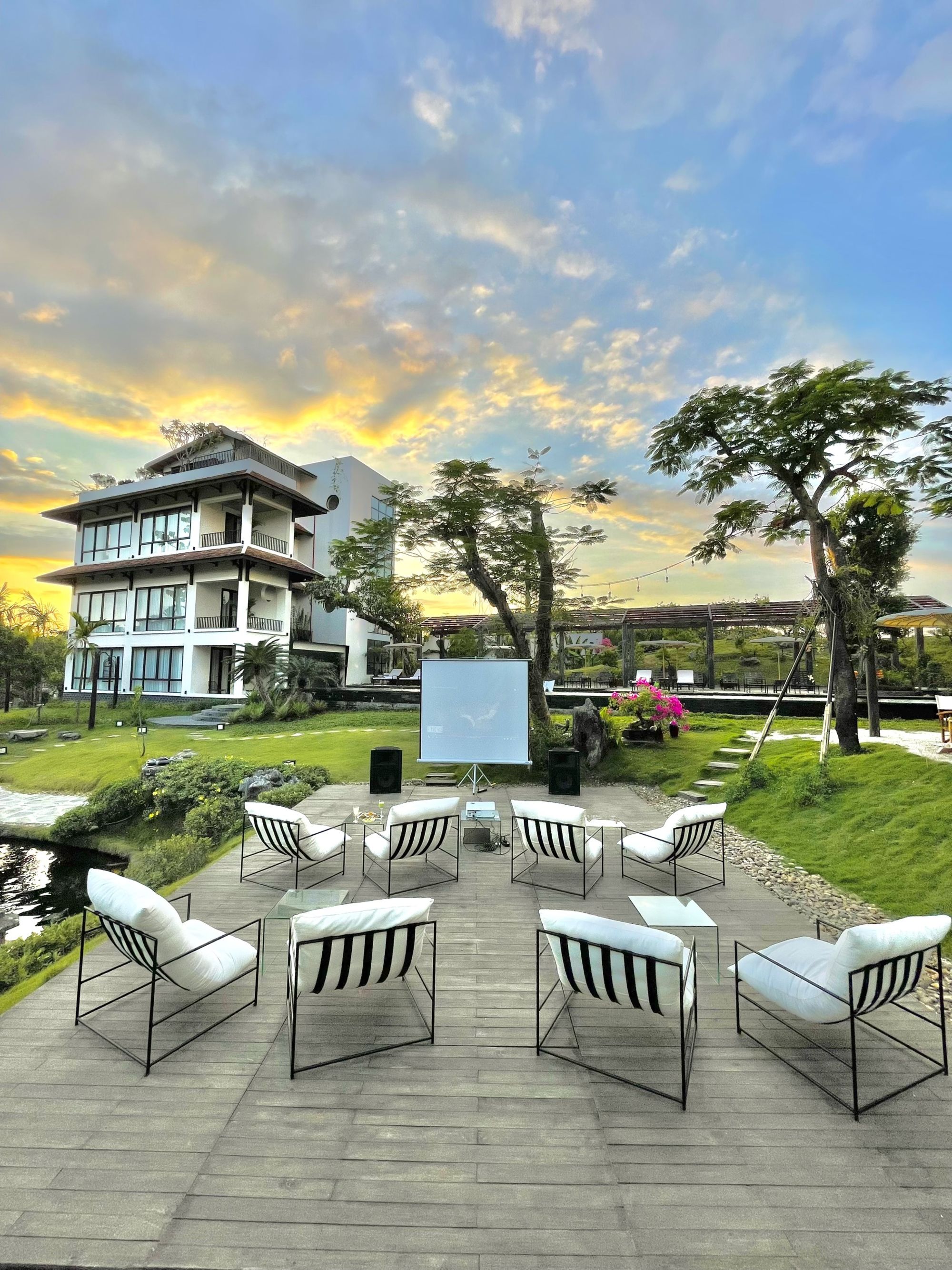 aNhill Boutique in Hue: Outside Cinema